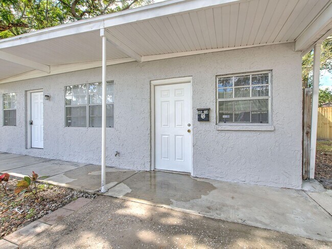 Building Photo - Very nice large 5 bedroom/3 bathroom home ...