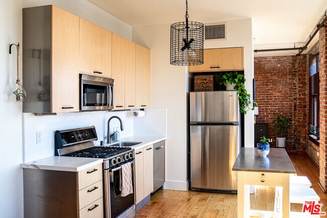 Building Photo - 460 S Spring St