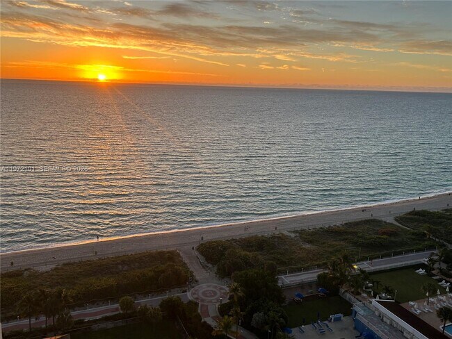 Building Photo - 2555 Collins Ave