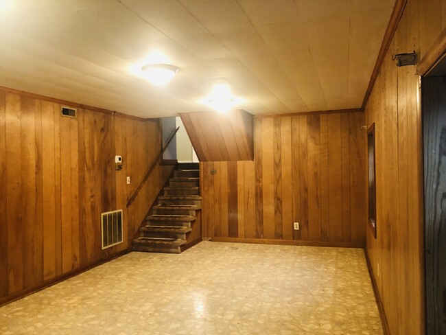 Building Photo - 4609 Lakeview Dr NW