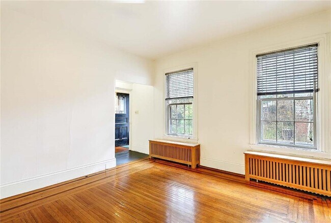 Building Photo - 26 Larch St