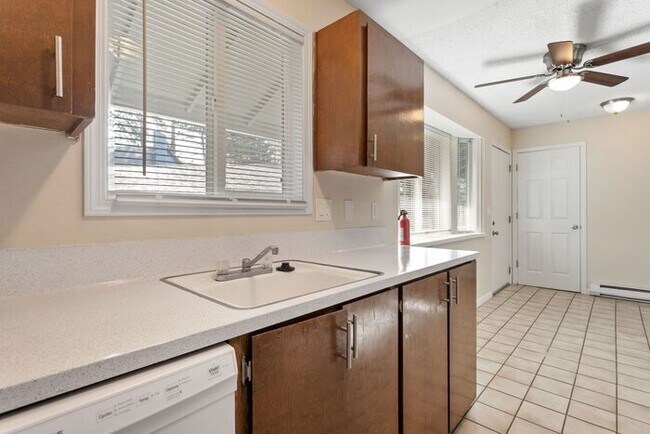 Building Photo - 2 Bedroom townhome with Washer and Dryer INSIDE!