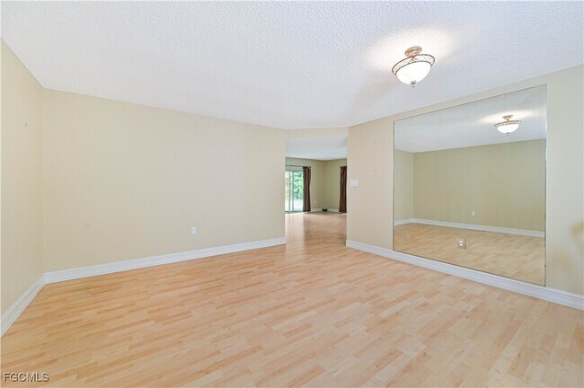 Building Photo - 975 Palm View Dr