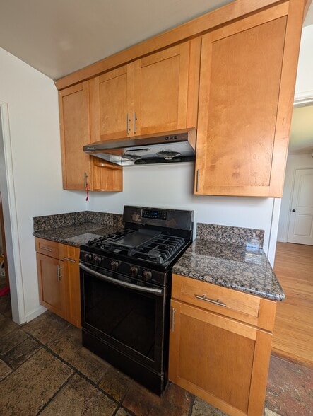 Stove - 2009 Heather Dr