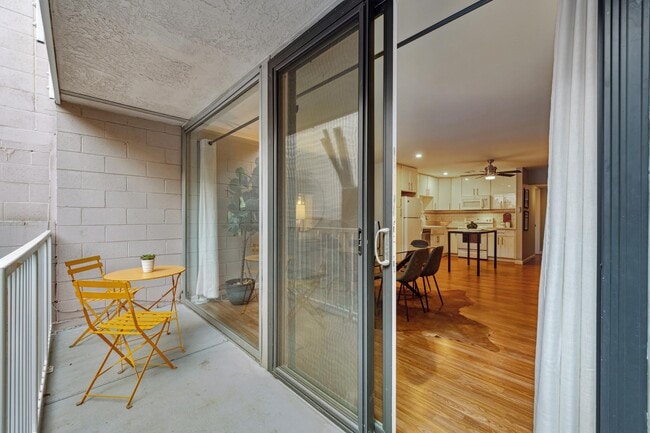 Building Photo - 1425 Lakeside Dr