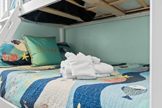 Building Photo - Fully Furnished Beach Front Rental