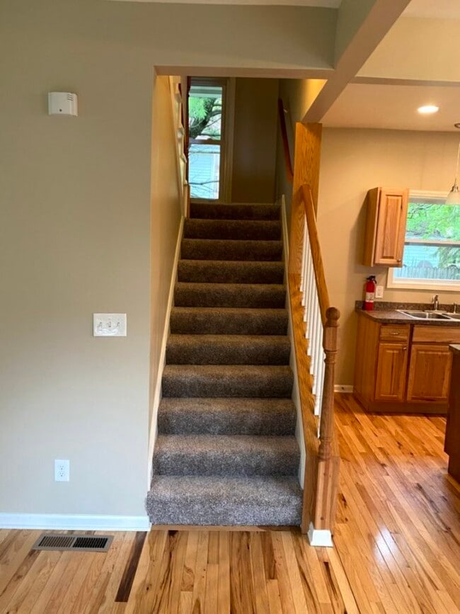 Building Photo - NEWLY RENOVATED 3 bdrm/2 bath - Sharon