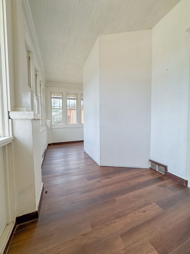 Building Photo - 2 BED/ 2 BATH SINGLE FAMILY HOME