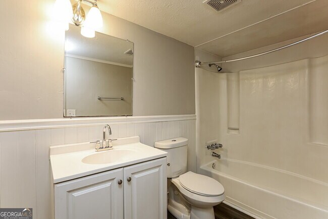 Building Photo - 1398 Lakeview Pkwy
