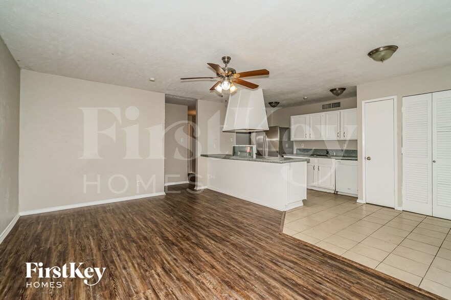 Building Photo - 6403 Redwood Ln