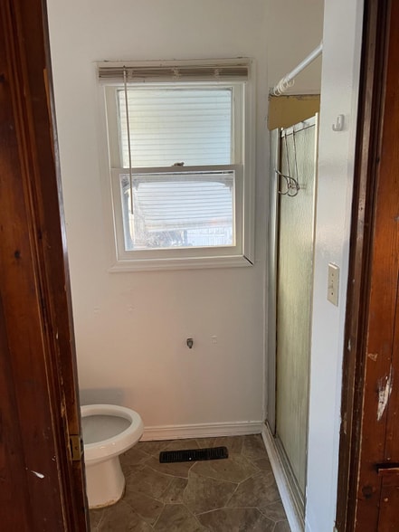 Building Photo - 1330 S Oak Ave