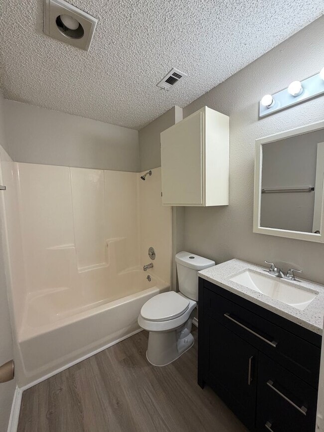 Building Photo - SINGLE STORY 3 BEDROOM HOME IN NORTHWEST C...