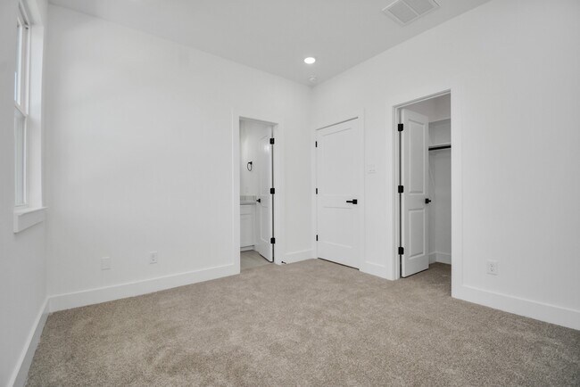 Building Photo - 3036 Live Oak St