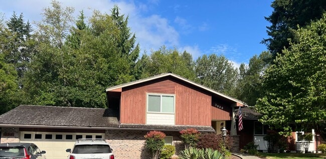 Building Photo - Beautiful Custom 3bd 2.5 bath Hardwood in ...