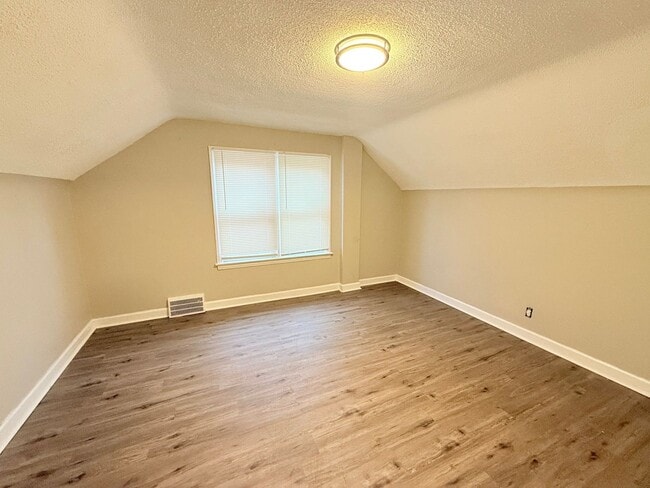 Building Photo - This beautifully updated 3-bedroom, 1-bath...