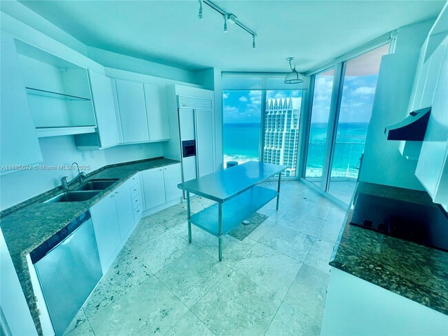 Building Photo - 300 South Pointe Dr