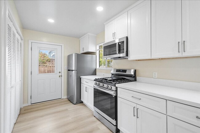 Building Photo - 2208 Buena Vista Ave