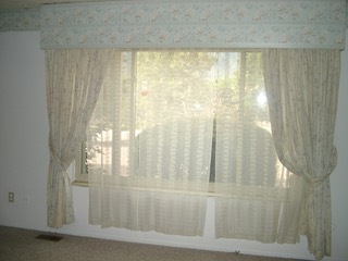 Living room picture window facing mountains - 638 Gilcrest Rd