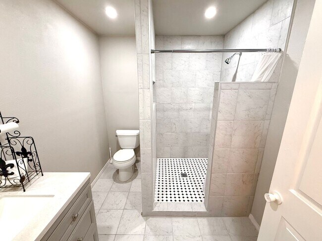 Building Photo - Charming 2-Bedroom Home with Flex Room & Gated Entry