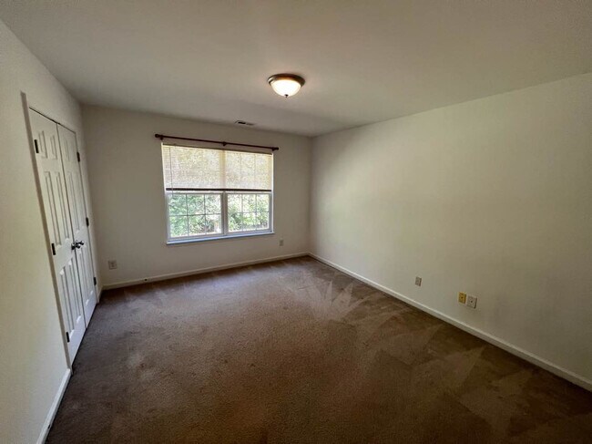 Building Photo - Room in House on Autumn Leaf Ln