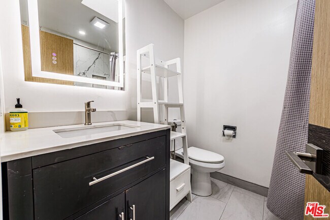 Building Photo - 722 Lincoln Blvd