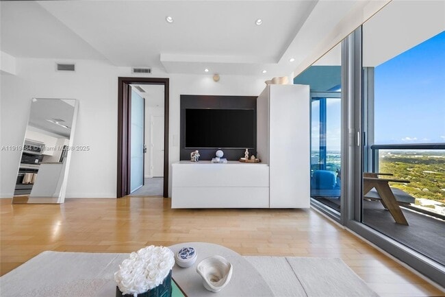 Building Photo - 601 NE 36th St