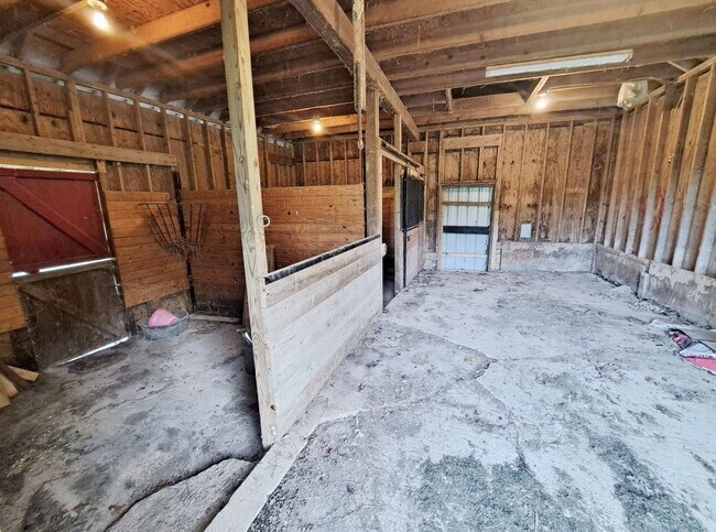 Building Photo - 3 Bed / 2 Bath Single Family Home