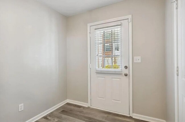 Building Photo - 2200 Landing Walk Dr