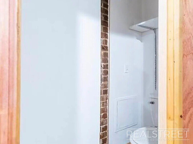 Building Photo - No Fee – 4 Bed / 1.5 Bath with Private Bac...