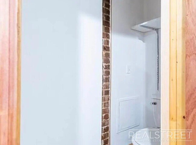 Building Photo - No Fee – 4 Bed / 1.5 Bath with Private Bac...