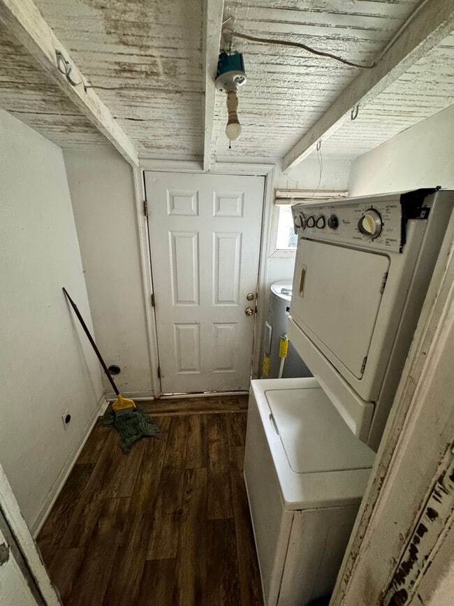 Building Photo - Beautiful 2 bed 1 bath house in Churchill