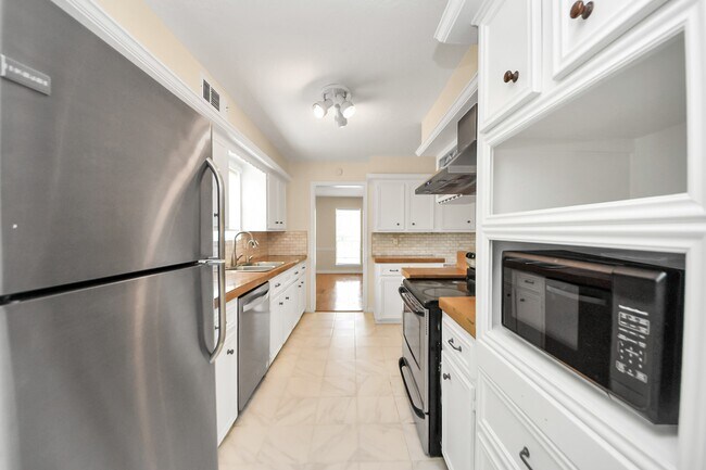 Building Photo - 11411 Briar Forest Dr