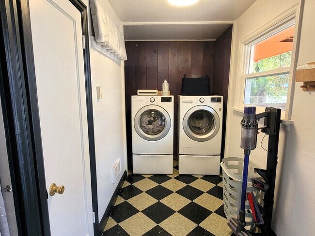 Building Photo - Charming Single-level Home, Fully Furnished + WIFI. Convenient NE Location! Pilot Butte, Downtown.