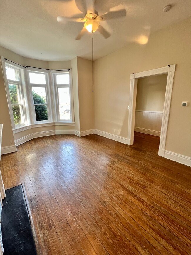 Building Photo - 212 W Main St