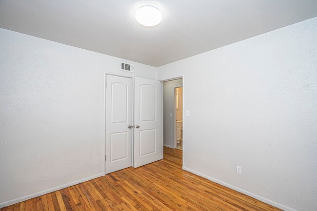 Building Photo - 4 Bedroom 1.5 Bath Home Near I-240 and I-3...