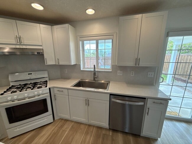 Building Photo - 5512 Murray St SE