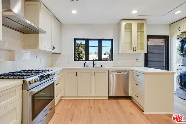 Building Photo - 344 S Swall Dr