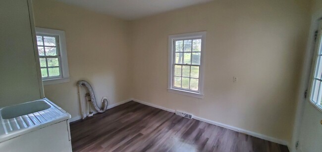 Building Photo - 3 Bedroom 1 Bathroom House