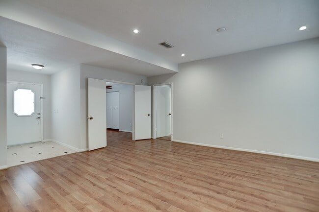 Building Photo - 179 Sandpebble Dr