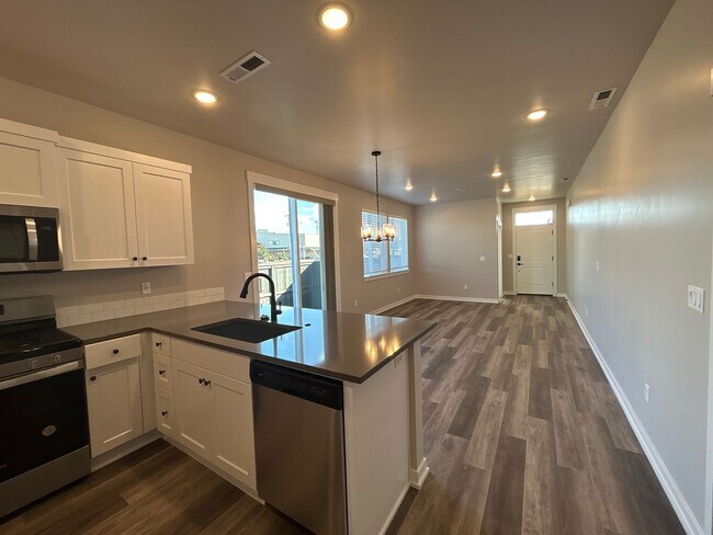 Building Photo - Stylish 2BR + Office Duplex in SE Bend – Garage & Smart Home Perks