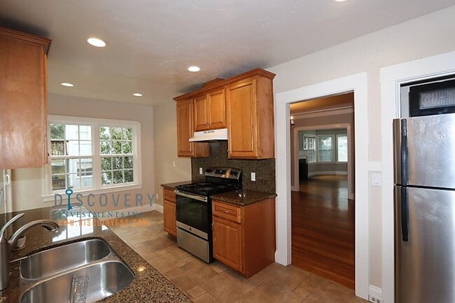 Building Photo - Upper Rockridge 3 Bedroom Home