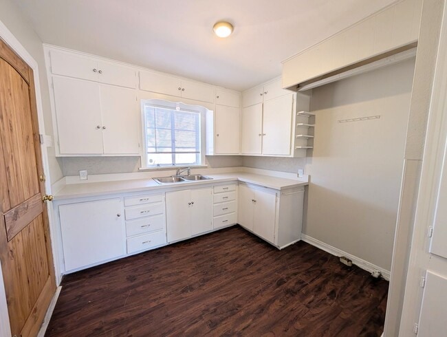 Building Photo - 3 Bed 1.5 Bath Close to Tech! Move In Ready