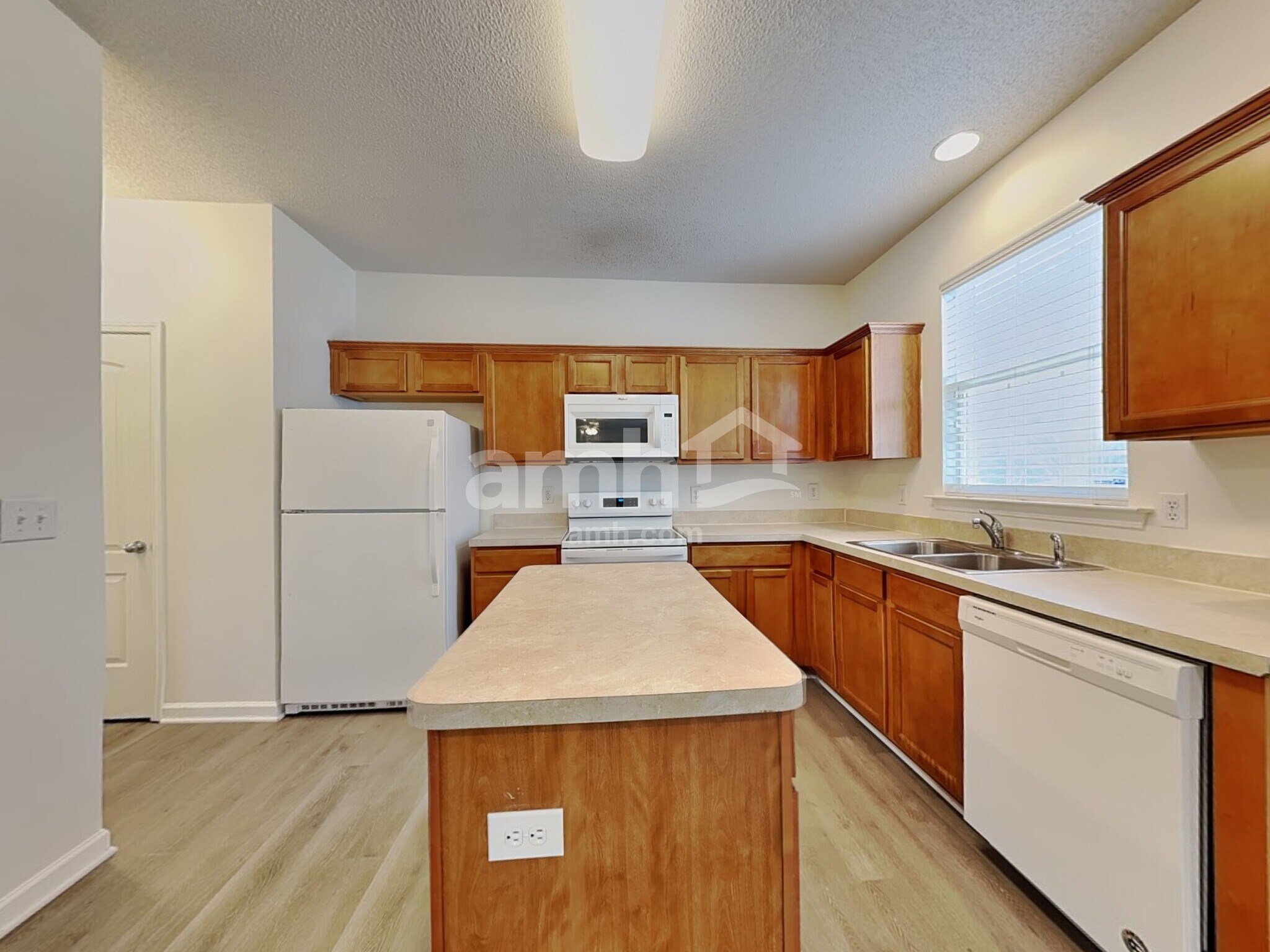 Building Photo - 6004 Glen Way Dr