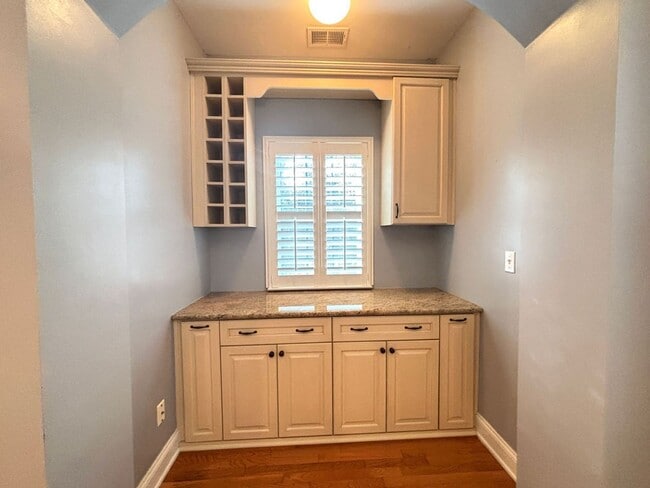 Building Photo - Available 1/15. Beautiful Remodeled 5 BR/4 BA Home in Park West!