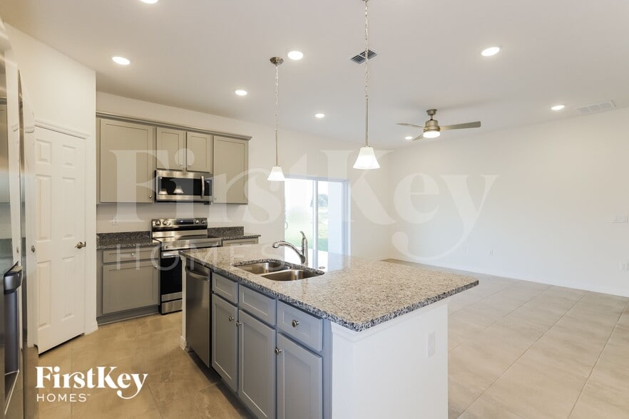 Building Photo - 620 Crown Rose Dr