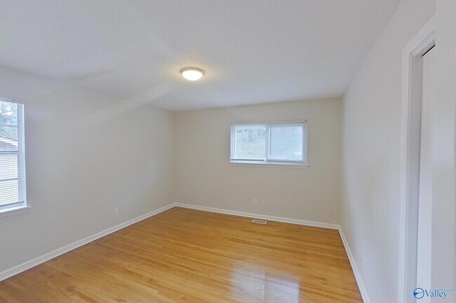 Building Photo - 5169 Beacon Dr