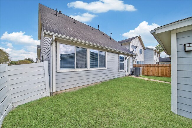 Building Photo - 11940 Chanteloup Dr