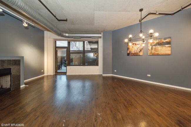 Living room with patio access - 849 N Franklin St