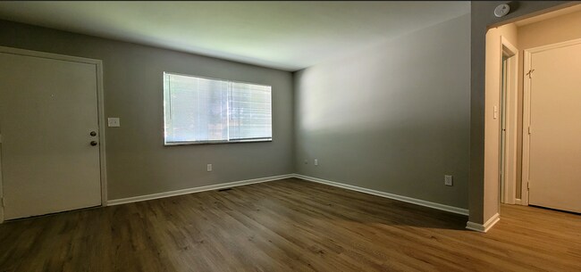 Building Photo - 3006-3008 Creekview Circle