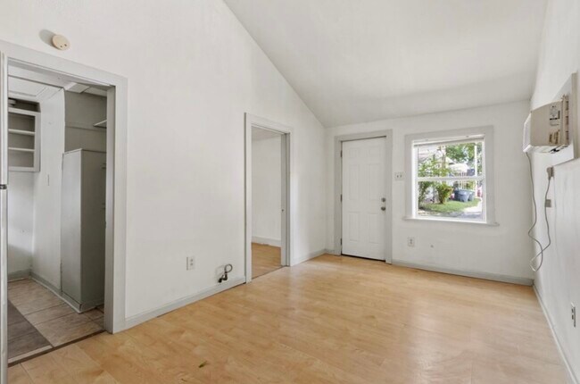 Building Photo - 2053 Linden Ave